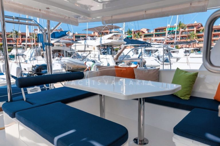 Cockpit Lounges & table Aft