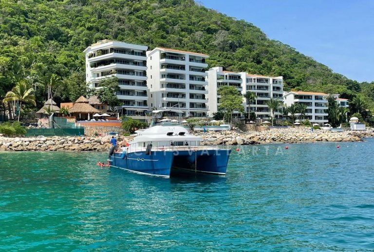 Lagoon 43 Anchored by the bay