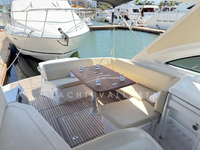 Lounges & Dinette aft