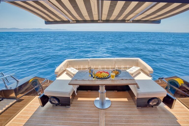 Bimini shade Al fresco dinning