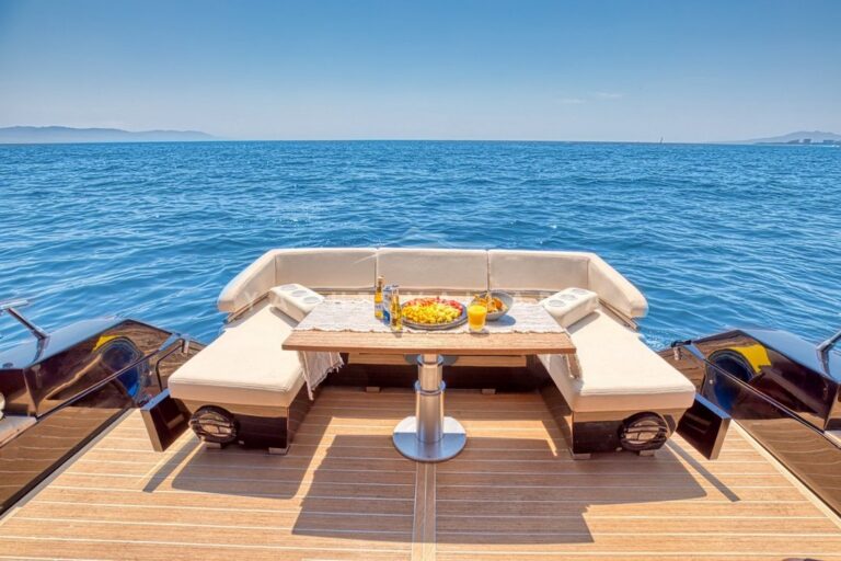 Cockpit U shaped seats & settee