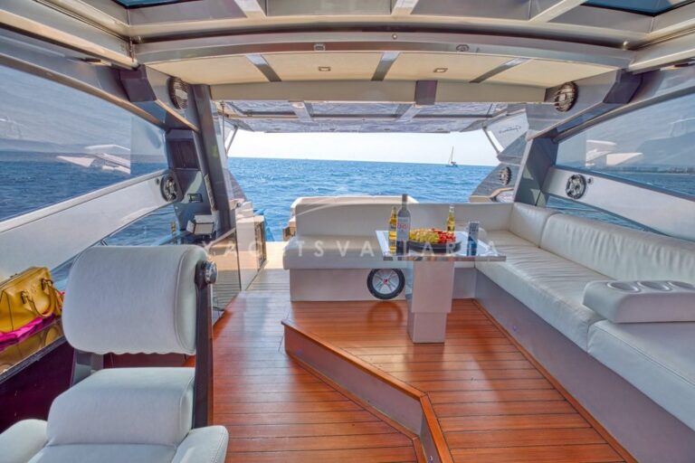 Salon_s view to the cockpit & aft